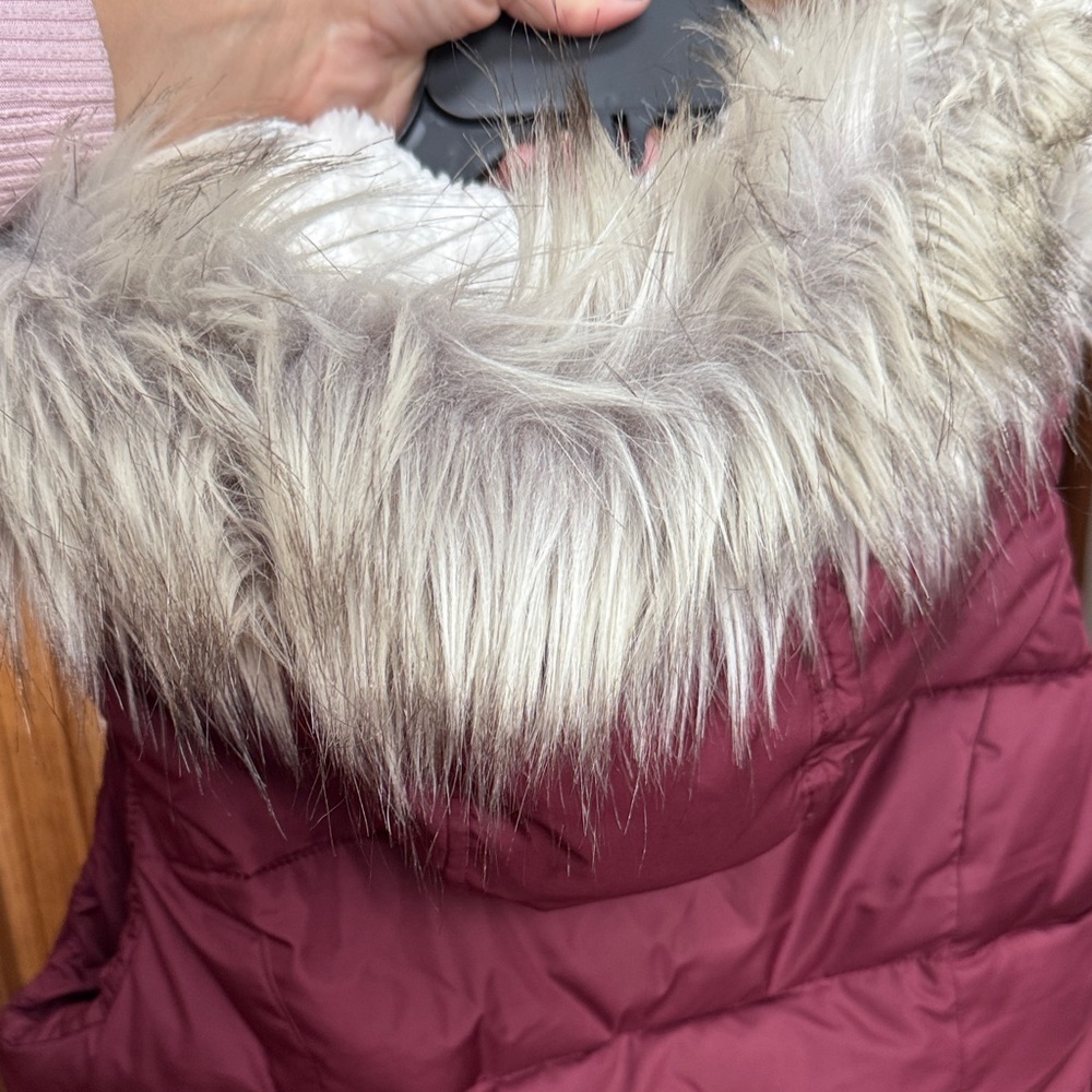 Hollister Maroon Puffer Vest NWT - Picture 3 of 5